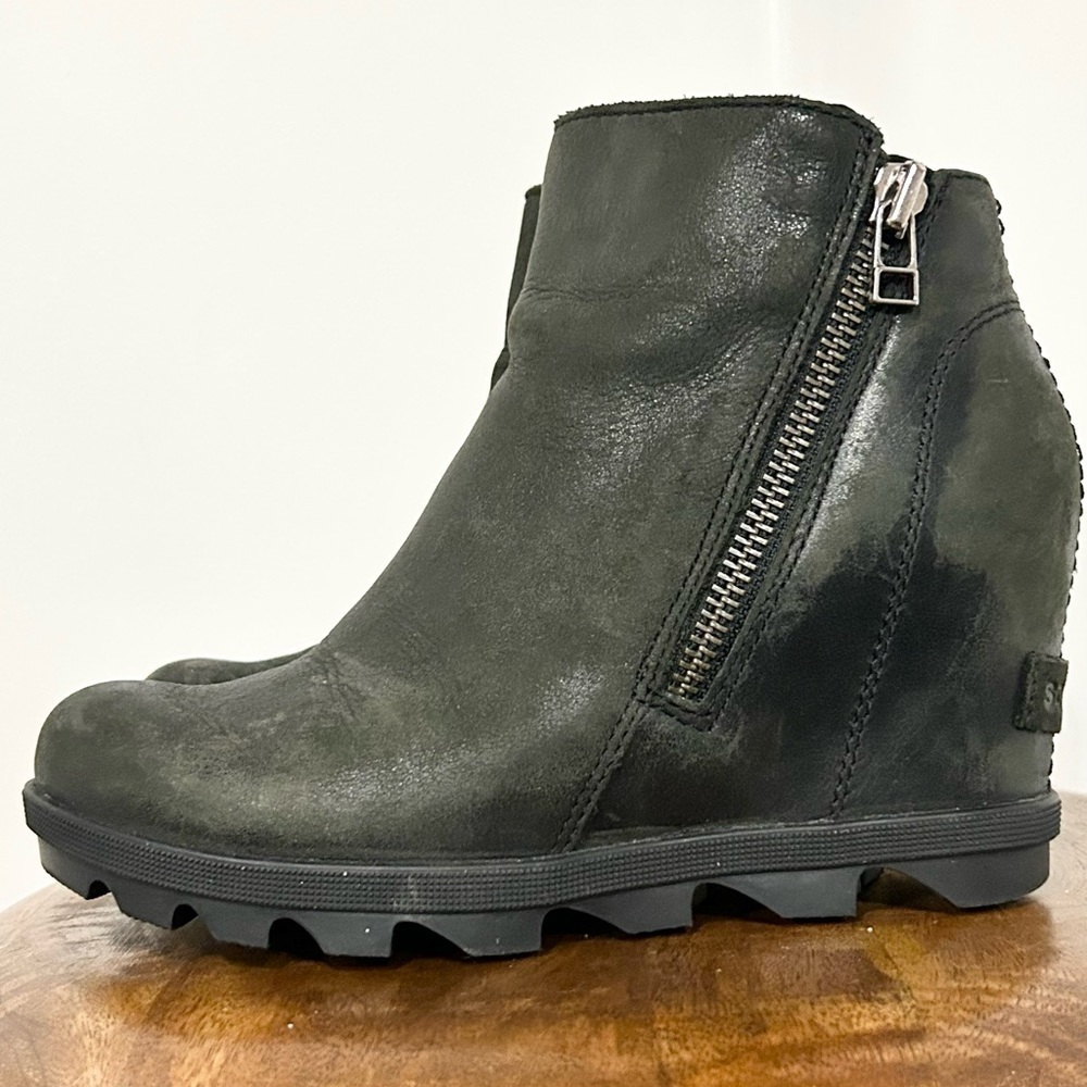 Sorel Joan of Arctic‎ Wedge II Zip Distressed Leather Bootie Dark Green 6